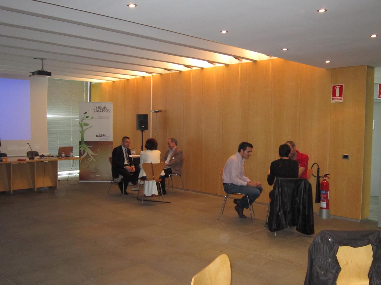 Asistentes practicando networking en el desayuno. Pincha para ampliar