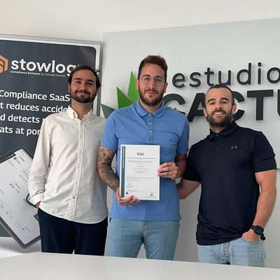 Founders de Estudio Cactus mostrando el certificado de Innovaci�n Tecnol�gica