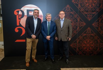 De izq. a derecha, José Javier García, presidente de CEEI Elche, Francisco Menargues, Presidente Colegio de Economistas y Joaquin Alcázar, director de CEEI Elche