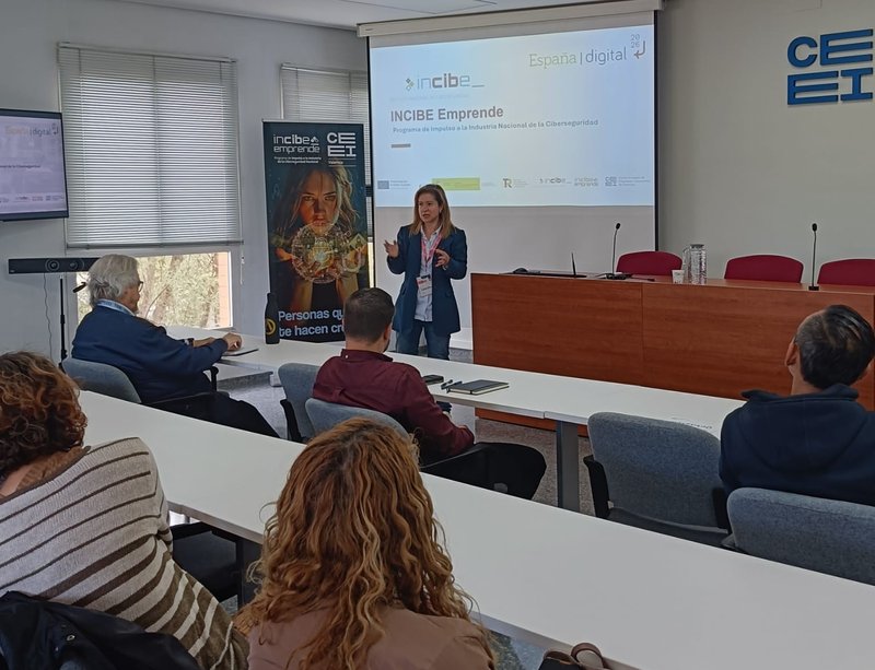 Lourdes D. García, de CEEI Valencia, explicando el programa Incibe Emprende.