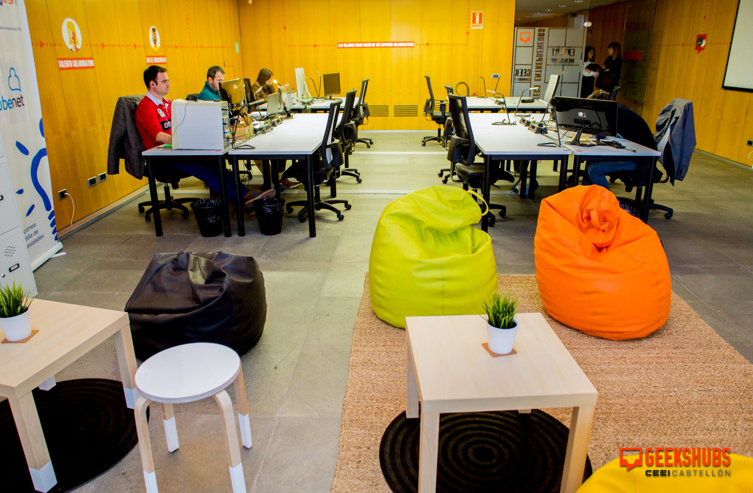 Espacio de networking GeeksHubs[;;;][;;;]