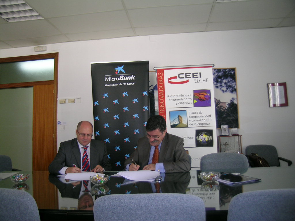 Convenio MicroBank01, firma en el CEEI Elche